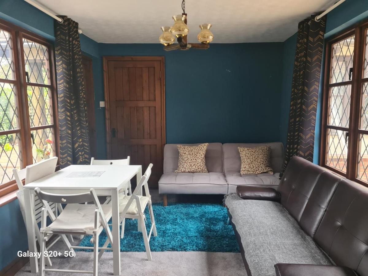 The Reading Whole Apartment With Private Lake And Gardens Zewnętrze zdjęcie
